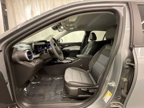Used 2025 Chevrolet Trax LT FWD image 10
