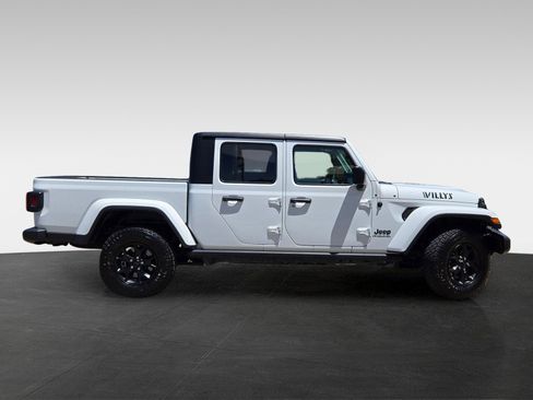 Used 2022 Jeep Gladiator Sport image 3