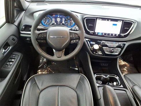 Used 2025 Chrysler Pacifica Limited image 11
