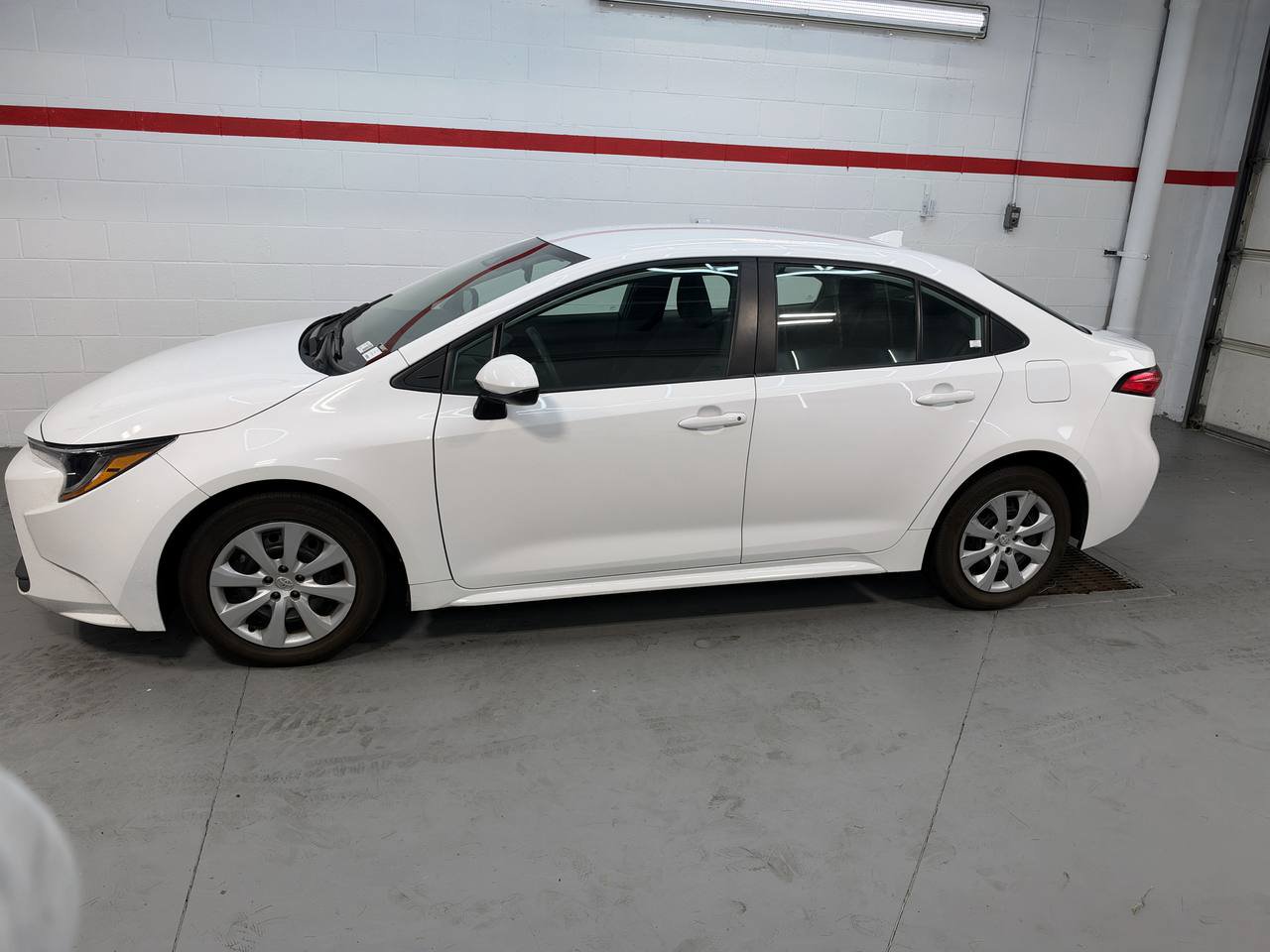 Used 2024 Toyota Corolla LE FWD image 3