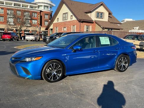 Used 2020 Toyota Camry SE image 3