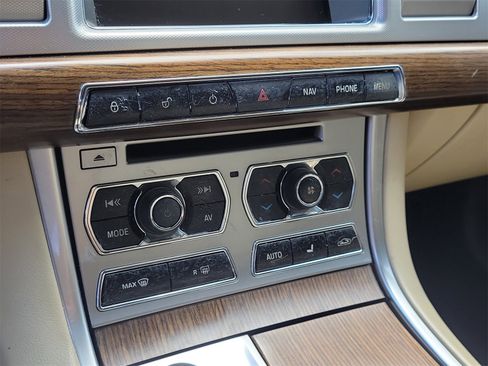 Used 2014 Jaguar XF image 16