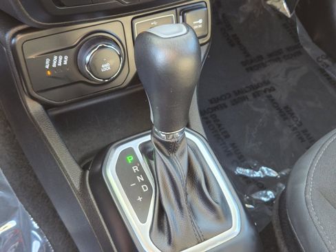 Used 2023 Jeep Renegade Latitude image 23