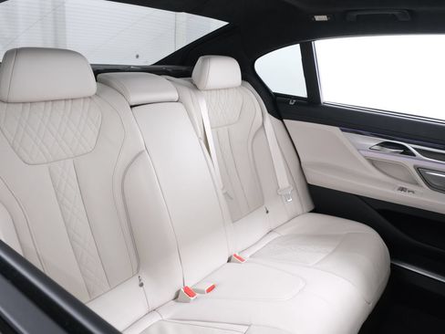 Used 2022 BMW 750i xDrive w/ Executive Package AWD/4WD image 39