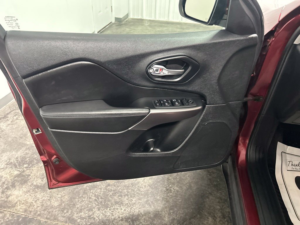Used 2019 Jeep Cherokee Latitude w/ Cold Weather Group FWD image 8