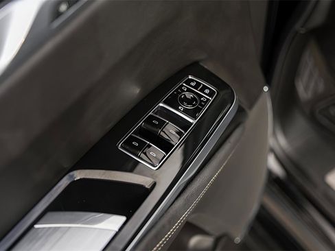 Certified 2025 Cadillac Escalade ESV Premium Luxury image 24