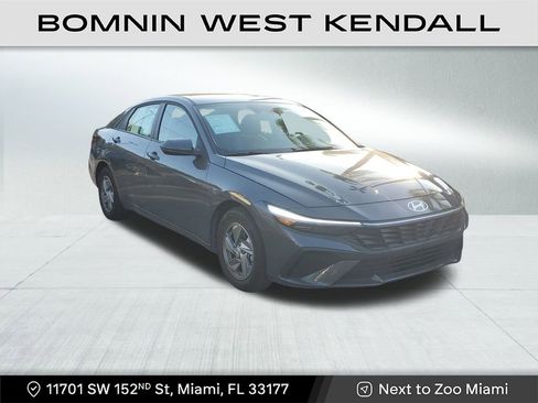 Used 2025 Hyundai Elantra SE image 1