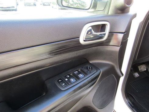 Used 2021 Jeep Grand Cherokee Laredo image 19