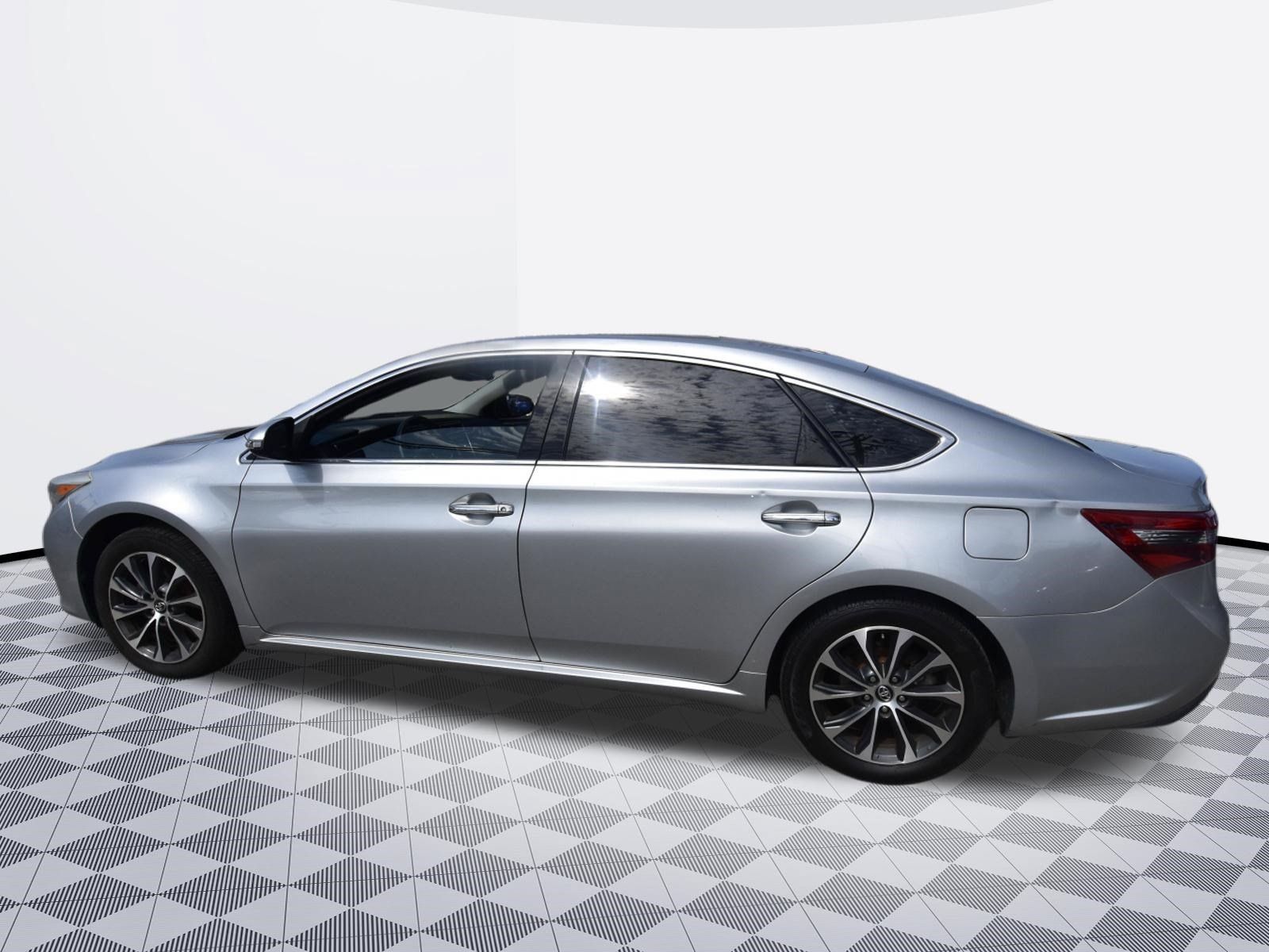 Used 2018 Toyota Avalon XLE Plus w/ All Weather Liner Package FWD image 2