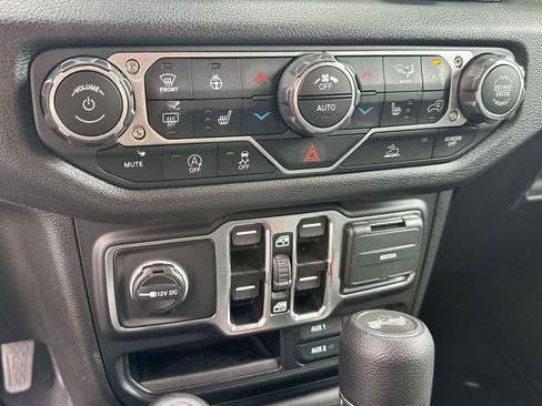 Used 2025 Jeep Wrangler Unlimited Sport AWD/4WD image 24