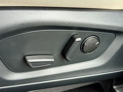 Used 2020 Ford Explorer XLT image 25