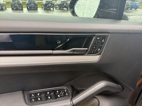 Used 2024 Porsche Cayenne AWD/4WD image 34