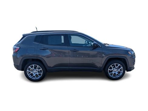 Used 2022 Jeep Compass Latitude w/ Sun and Sound Group AWD/4WD image 4