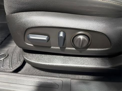 Used 2023 GMC Acadia SLE w/ Driver Convenience Package image 12