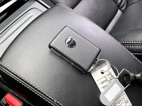 Used 2025 Volvo XC40 B5 Plus image 14