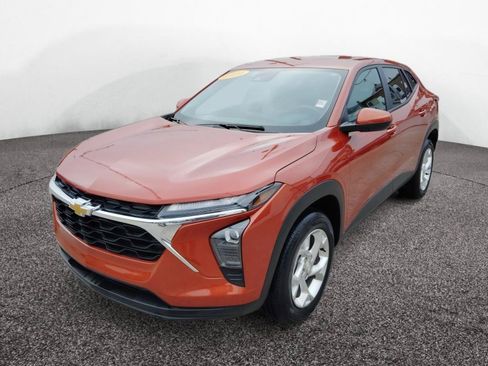 Used 2024 Chevrolet Trax LS w/ LS Convenience Package FWD image 3