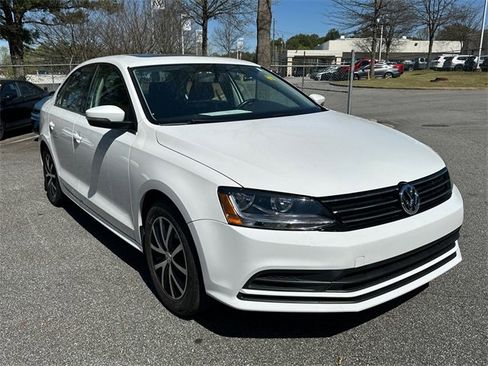 Used 2018 Volkswagen Jetta SE image 3