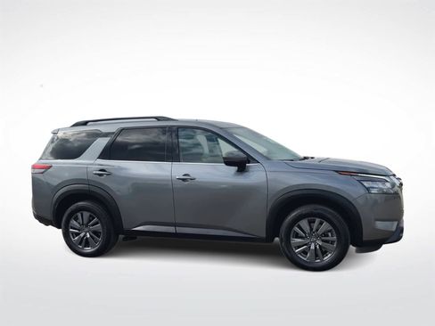 Used 2023 Nissan Pathfinder SV image 2