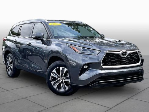 Used 2022 Toyota Highlander XLE FWD image 3