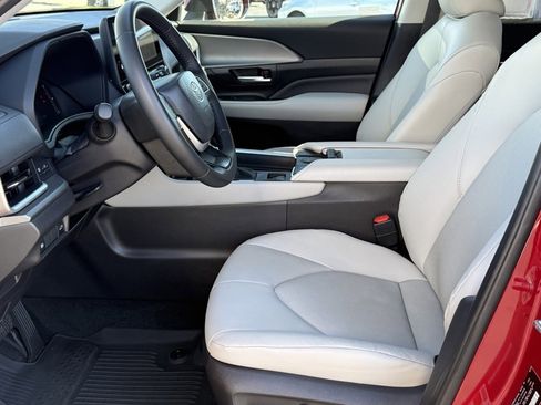 Certified 2025 Toyota Grand Highlander FWD image 19