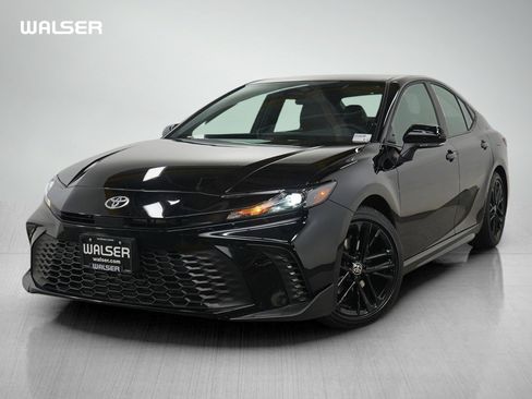 Used 2025 Toyota Camry SE image 1