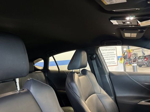 Used 2024 Toyota Venza XLE image 34