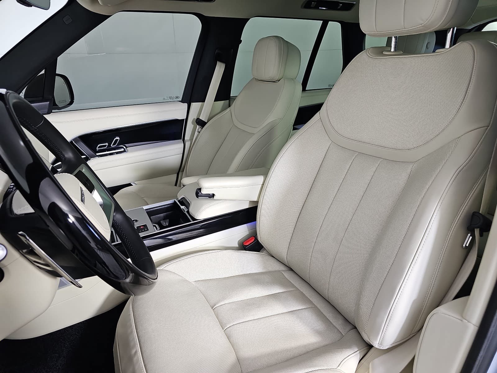 Used 2025 Land Rover Range Rover SE AWD/4WD image 15