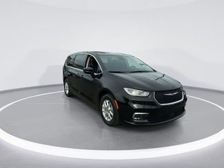 Used 2024 Chrysler Pacifica Touring-L video 2
