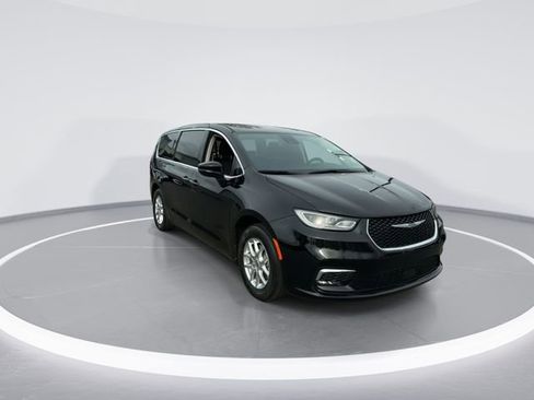 Used 2024 Chrysler Pacifica Touring-L image 2