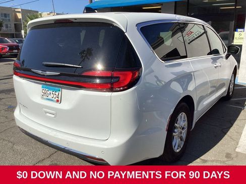 Used 2025 Chrysler Pacifica Select FWD image 5
