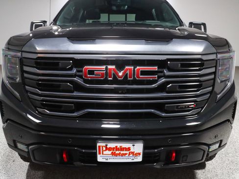 Used 2024 GMC Sierra 1500 AT4 w/ Technology Package AWD/4WD image 4