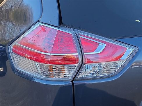 Used 2015 Nissan Rogue SV image 10