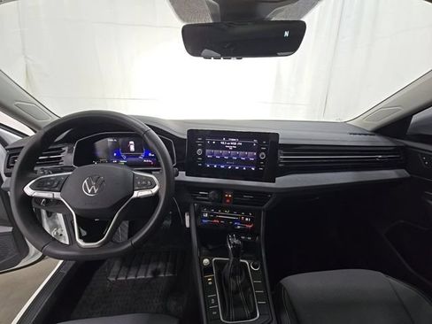 Used 2026 Volkswagen Jetta SE FWD image 9