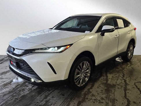 Used 2023 Toyota Venza XLE image 7