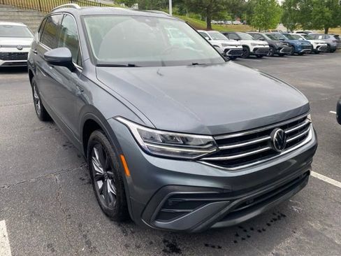 Used 2022 Volkswagen Tiguan SE FWD image 1