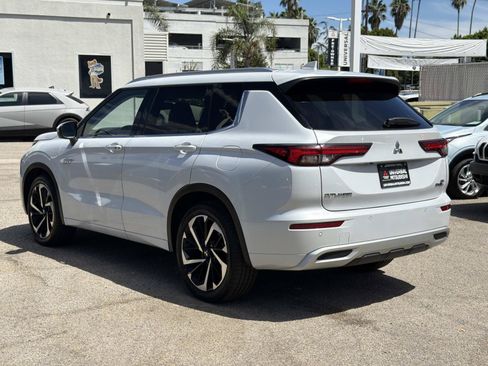 Used 2024 Mitsubishi Outlander 4WD Plug-In Hybrid image 3