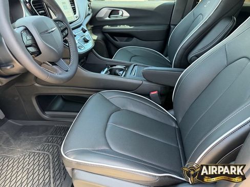 New 2026 Chrysler Pacifica Limited w/ Uconnect Theater Family Group FWD image 19
