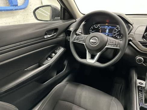 Used 2025 Nissan Altima 2.5 SV FWD image 12