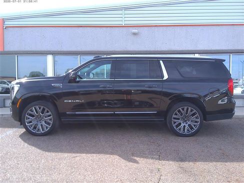 Used 2025 GMC Yukon XL Denali Ultimate AWD/4WD image 2