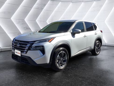 Used 2025 Nissan Rogue SV image 3