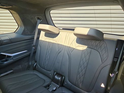 Used 2025 BMW X7 M60i AWD/4WD image 17
