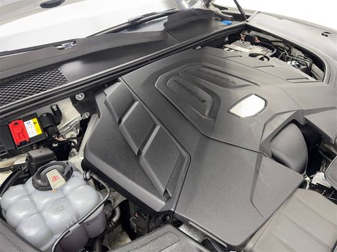 Used 2020 Porsche Cayenne w/ Premium Package image 75