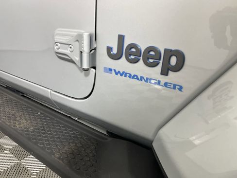Used 2023 Jeep Wrangler Unlimited Sahara AWD/4WD image 11