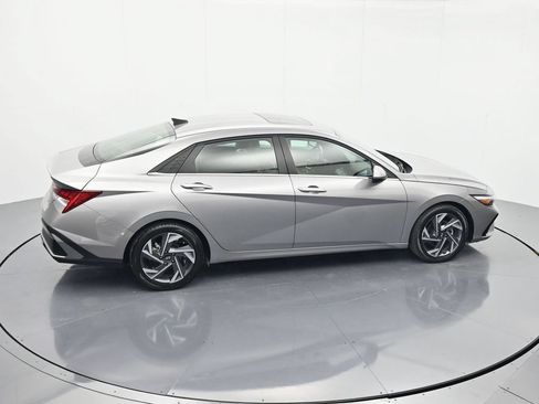 Used 2025 Hyundai Elantra Limited FWD image 34