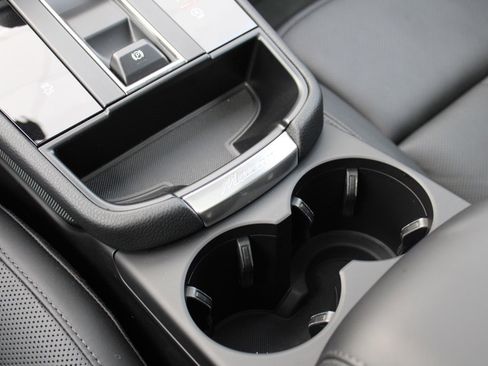 Certified 2025 Porsche Macan image 26