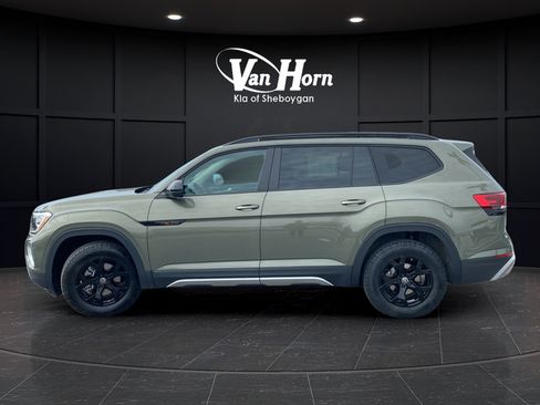 Used 2024 Volkswagen Atlas Peak Edition SE AWD/4WD image 4