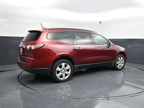 Used 2017 Chevrolet Traverse LT w/ Style and Technology Package FWD image 9