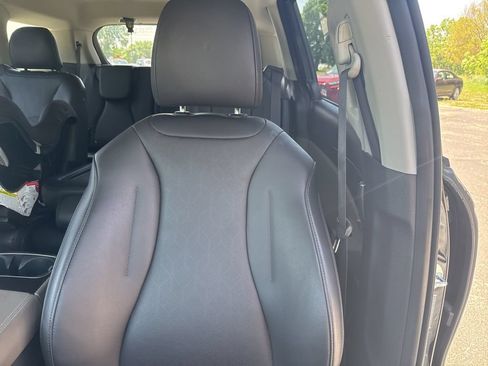 Used 2025 Kia Carnival FWD image 10