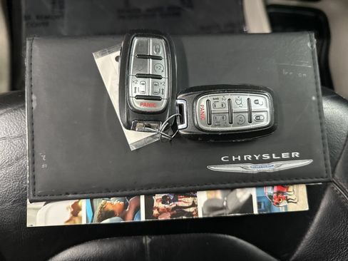 Used 2017 Chrysler Pacifica Touring-L FWD image 40