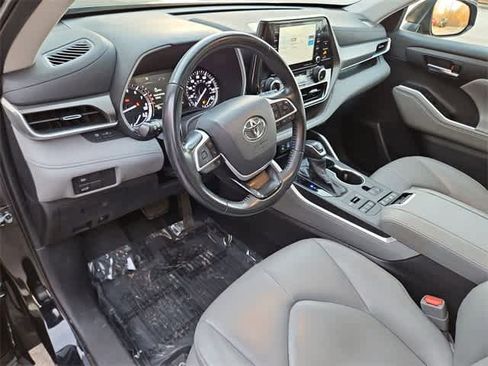 Used 2022 Toyota Highlander XLE image 10